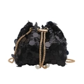 Elegante borsa a secchiello in paillettes nere con catena d'oro e dettagli in perle - Nero