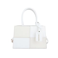 Borsa quadrata a tracolla con patchwork a scacchi bianchi e targhetta moda - Bianco