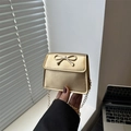 Mini borsa a tracolla dorata metallizzata con chiusura decorativa a fiocco per donna - Oro