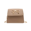 Mini borsa a tracolla beige in ecopelle con fibbia a fiocco dorata e tracolla a catena - Cachi