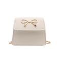 Elegante mini borsa a tracolla color crema con fibbia a fiocco dorata e catena sottile - Bianco
