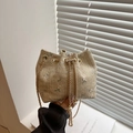 Modische beige geflochtene Beuteltasche mit Blumenstickerei und goldener Kette - Khaki