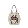 Gestrickte Beuteltasche in Beige mit süßem Comic-Mädchen-Print und bunten geflochtenen Griffen - Braunhaariges Mädchen