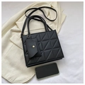 Dettaglio borsa trapuntata nera con pochette coordinata e tracolla rimovibile - Nero