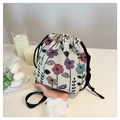Detail der floralen Web-Beuteltasche mit bunten Mustern und schwarzem Kordelzug - Stil 2