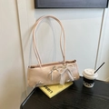 Bolso tipo almohada beige minimalista con lazos plateados y colgante de encaje y perlas - Rosa Con Adorno