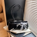 Bolso almohada de charol negro con lazo blanco y detalle de amuleto de encaje - Negro con Colgante