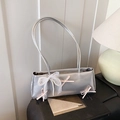 Bolso de hombro en cuero plateado metalizado con lazos rosa y colgante de perlas - Plateado con colgante
