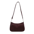 Borsa a spalla chic bordeaux effetto serpente con dettagli argentati su sfondo bianco - Rosso