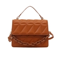 Sac bandoulière minimaliste marron caramel à surpiqûres géométriques et chaîne en plastique - Marron
