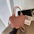 Rosafarbene Bucket Bag mit Retromuster, Knotengriff und goldenen Details für Damen - Rosa