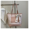Detailansicht der rosa Beuteltasche mit dekorativem Seidenschal und eleganter Plissee-Struktur - Rosa