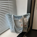 Bolso tote plisado azul claro con detalle de pañuelo de seda y base de cuero premium - Azul