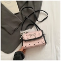 Sac bandoulière plissé rose avec imprimé nœud noir et pendentif en perles - Imprimé nœud avec pendentif