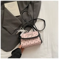 Sac bandoulière rose à motifs cœurs avec nœud argenté sur blazer gris élégant - Imprimé cœur avec pendentif