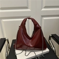 Minimalistische weinrote Hobo-Tasche aus Glanzleder mit silberner Kette für Damen - Rot