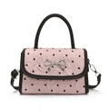 Sac bandoulière rose à motif cœurs avec anses noires et détail de nœud argenté - Imprimé cœur sans pendentif