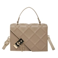 Elegante borsa a mano beige in pelle PU trapuntata con chiusura in metallo e catena su bianco - Cachi
