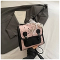 Mochila rosa y negra con ribete de encaje, lazo de perlas y estampados de mariposas moda - Estilo de Lazo (Con Colgante)