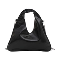 Borsa a secchiello triangolare nera lucida in vernice con catena argentata - Nero