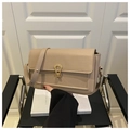 Detail van beige schoudertas van generfd leer met een unieke gouden U-vormige metalen gesp - Khaki