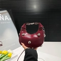 Bolso de mano de cuero rojo oscuro con tachuelas plateadas y asa ajustable - Rojo