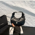 Bolso de mano de cuero negro en forma de media luna con tachuelas metálicas plateadas - Negro