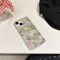 Detailansicht der iPhone Hülle mit 3D-Resin-Rosen, Strasssteinen und Perlen-Dekor - Rosa / iPhone 7/8/SE 2020