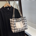 Grote zwart-wit geblokte tweed shopper met metalen ringen en lange handvatten - Wit Zonder Hanger