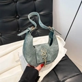 Sac hobo en jean bleu avec pampille dorée et fermoir logo métallique élégant - Vert