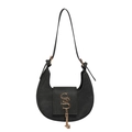 Bolso medialuna negro chic con logo S dorado y borla metálica sobre fondo blanco - Negro
