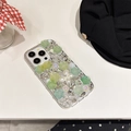 Nahaufnahme der Luxus-iPhone-Hülle mit 3D-Rosen, weißen Perlen und glitzernden Strasssteinen - Grün / iPhone 7/8/SE 2020