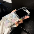 Dettaglio macro della cover di lusso con fiori, strass e perle per Samsung Galaxy Z Flip - Custodia Rigida Satinata - Crystal Secret Garden Full Diamond - Viola / Samsung Z Flip 8