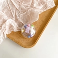 Dettaglio di un supporto per telefono trasparente con orsetti gommosi e stelle colorate - Orsetto Gommoso Bianco Viola (N. 10)