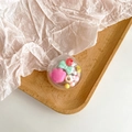 Dettaglio scatola di perline DIY con zampe di gatto e fiocchi colorati per bambini - Zampa di Gatto Rosso Rosa (N. 8)
