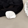 Primer plano de soporte para móvil plateado con textura orgánica y grabado - Happy Geométrico Plata Mate