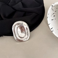 Vue macro d'un support de téléphone argenté style métal liquide avec fini miroir poli - Vortex Argent Brillant