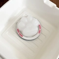 Gros plan du support magnétique patte de chat blanc avec texte Good Luck sur socle rond - Patte de Chat Mate - Blanc