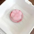 Détail d'un support de téléphone patte de chat 3D rose avec texte Good Luck sur base - Patte de Chat Mate - Rose