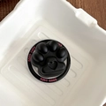 Détail du support de téléphone patte de chat noire avec texte Good Luck et motif cœur - Patte de Chat Mate - Noir