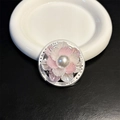 Primer plano del soporte de móvil flor de nácar con diseño Gift For You en la base - Rosa y Blanco