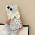 Macro-opname van 3D kantstrik en kattenhanger op een glitter iPhone hoesje crème - Wit Glitter Kat Strik Stijl / iPhone 7/8/SE 2020