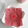 Dettaglio dell'impugnatura per telefono a zampa di gatto rosa in una confezione bento - Rosso Sandwich