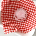 Detail der rosa Katzenpfoten-Handyhalterung mit GOOD LUCK Gravur auf Karomuster - Rosa