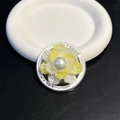 Détail du support téléphone fleur avec pétales jaunes, perle et texte Gift For You - Jaune/Blanc