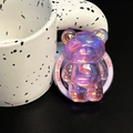 Vue détaillée du support de téléphone ours laser avec texte Good Luck sur base violette - Mauve Éclatant
