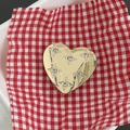 Dettaglio di un supporto a cuore dorato con sei strass scintillanti a stella - Oro Lucido - Cuore con Stella di Strass