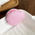 Dettaglio del supporto magnetico rosa a forma di pesce con incisione Good Luck e finitura opaca - Rosa Gelatina