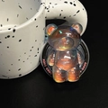Vue macro du support de téléphone ours 3D avec texte Good Luck et fini irisé - Brun Éclatant