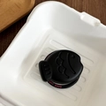 Dettaglio del supporto per telefono creativo pesce nero con testo Good Luck e magnete - Nero Gelatina
